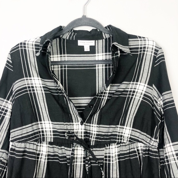 Liz Lange Black & White Maternity Top - Picture 3 of 6